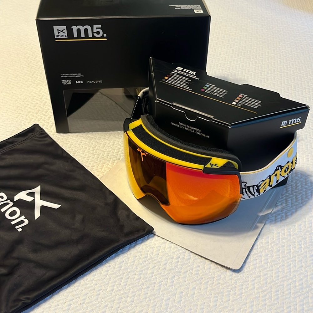 Anon M5 Goggles with one Cloudy Burst Magnetic Lens